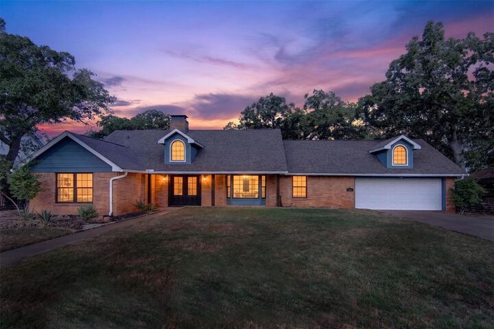 Property Photo: 305 NW 7th Avenue TX 76067