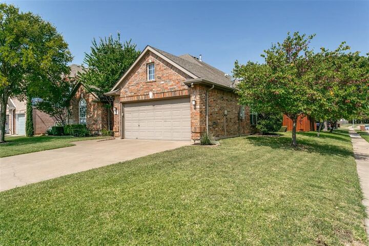 Property Photo: 5713 Kelly Court TX 76137