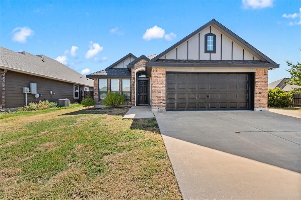 Property Photo:  10816 Kestrel Court  TX 76708 