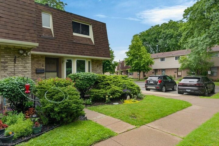 Property Photo: 75 Ventura Drive 1 ON L2R 7J7
