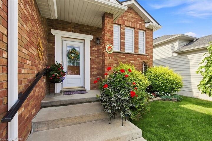 Property Photo: 32 Brewster Way ON N3T 6N4
