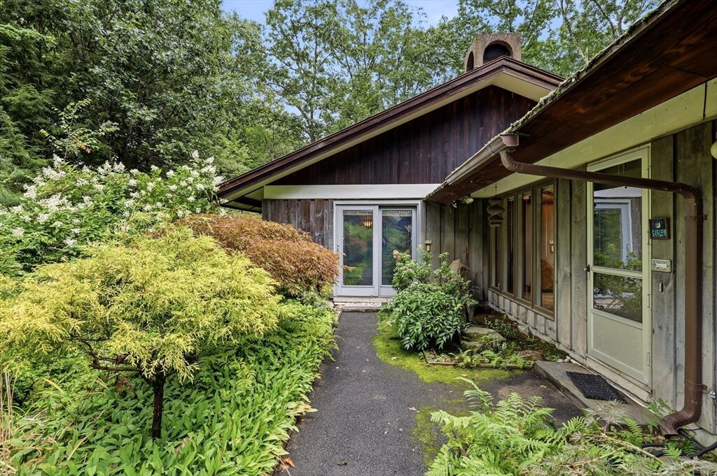 Property Photo:  8 Morgan Cir  MA 01002 