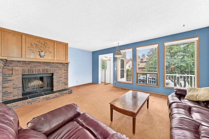 Property Photo:  4008 46 Street SW  AB T3E 6P3 