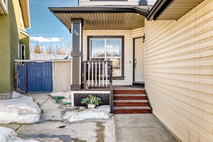 Property Photo:  16 Saddlecrest Park NE  AB T3J 5E7 