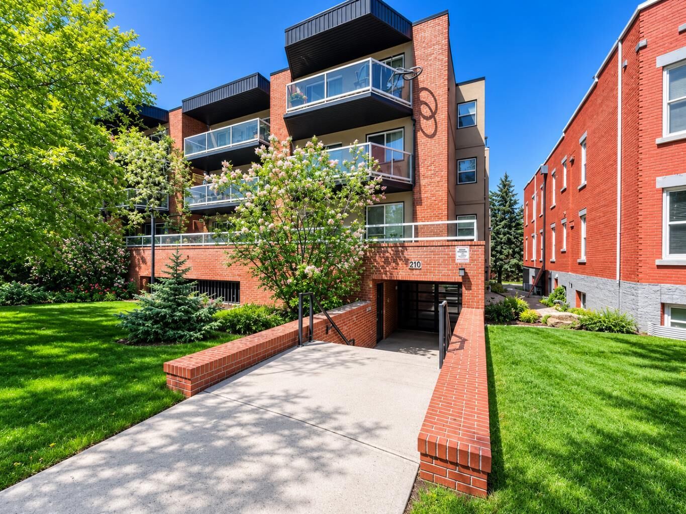 Property Photo: 210 25 Avenue SW 10 AB T2S 0L1