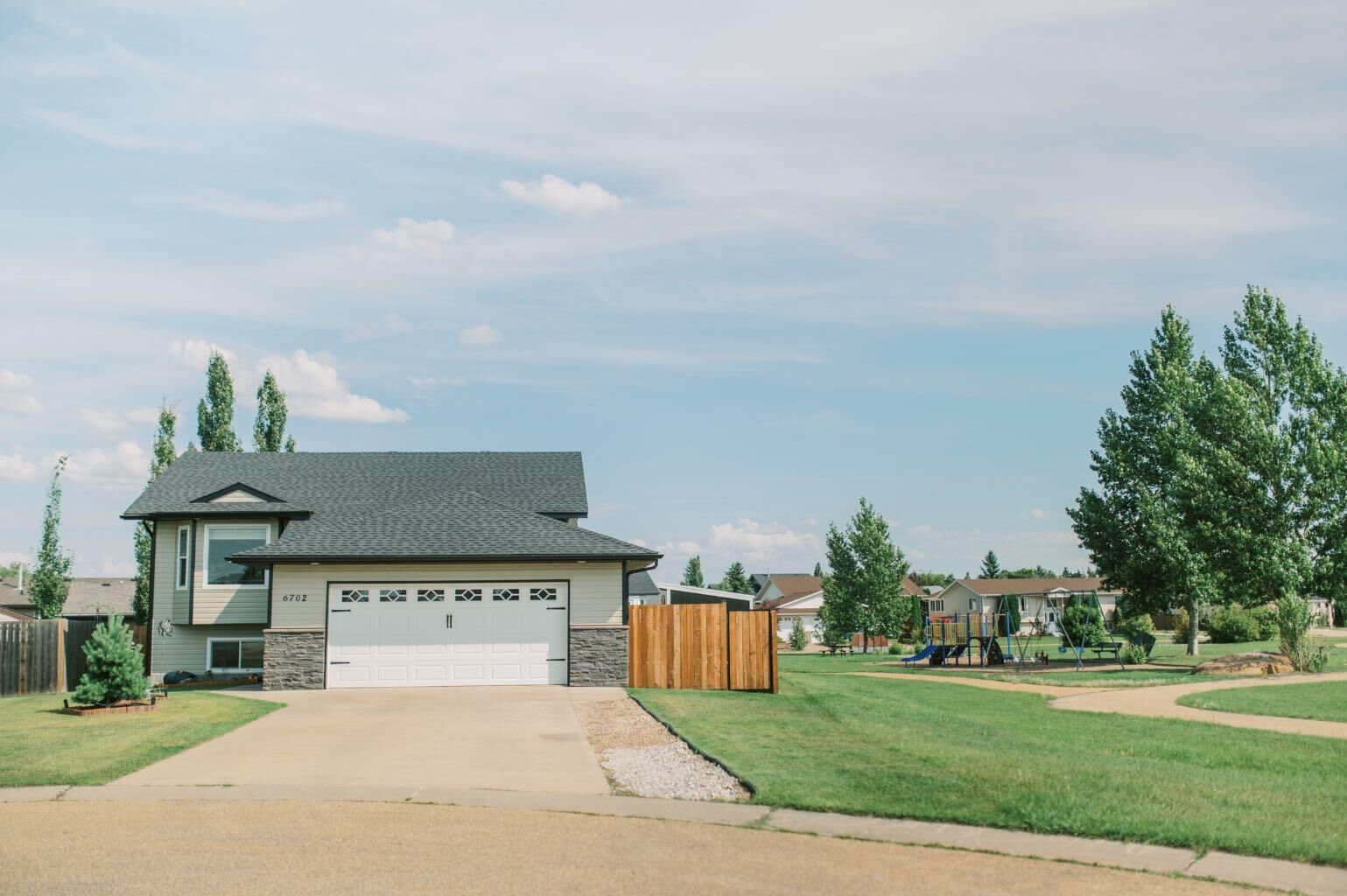 Property Photo:  6702 43 Avenue Close  AB T4K 1K6 