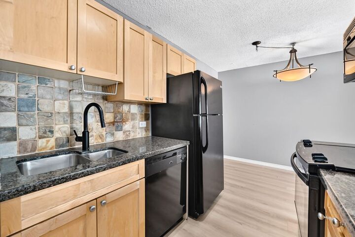 Property Photo:  1312 13 Avenue SW 501  AB T3E 0T3 