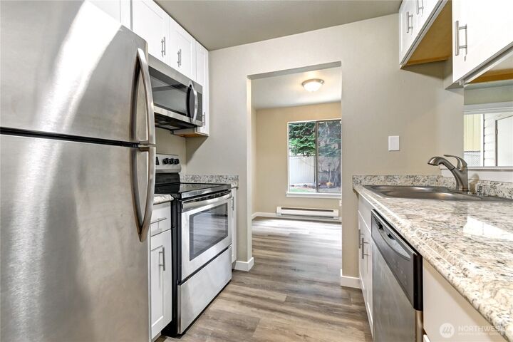 Property Photo:  1102  8th Street NE 6  WA 98002 