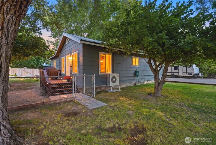 Property Photo: 600 N Pierce Street WA 98934