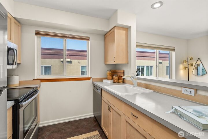 Property Photo: 712 E Denny Way 501 WA 98122