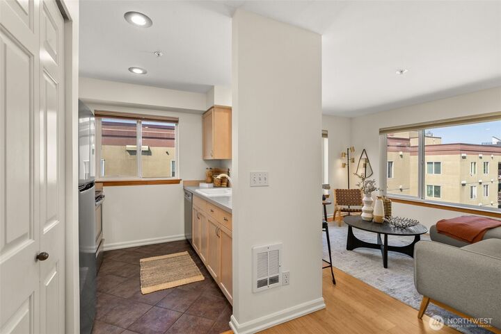 Property Photo: 712 E Denny Way 501 WA 98122