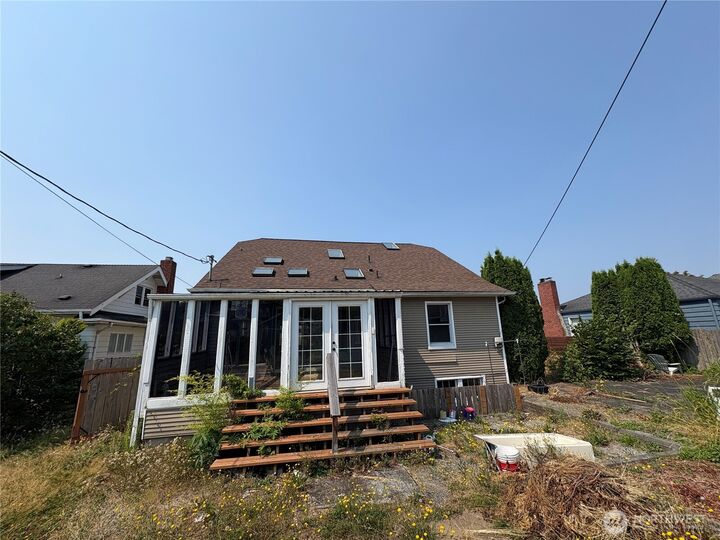 Property Photo: 2571 Rainier Avenue WA 98201