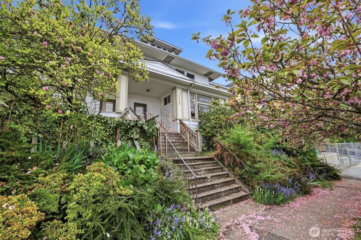 Property Photo: 6238 Woodlawn Avenue N WA 98103