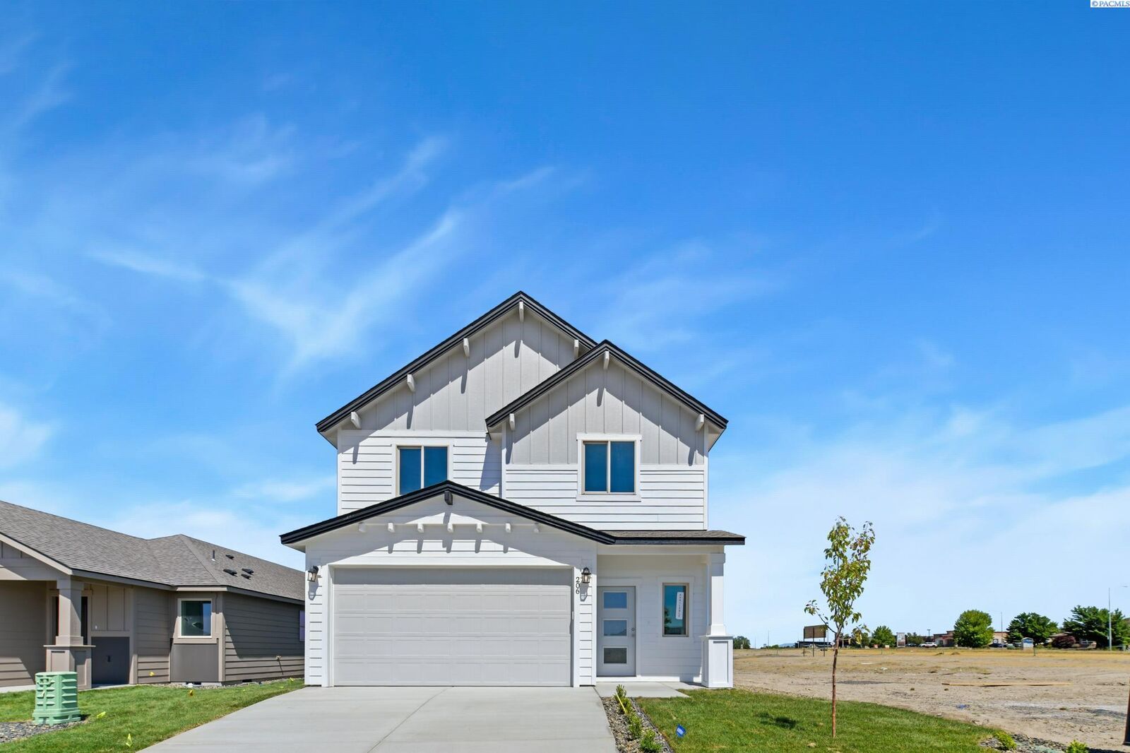 Property Photo: 206 N Dewberry Pl WA 99336