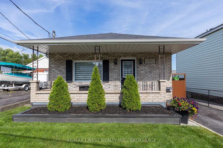 Property Photo:  581 Division Street  ON K7K 4B7 