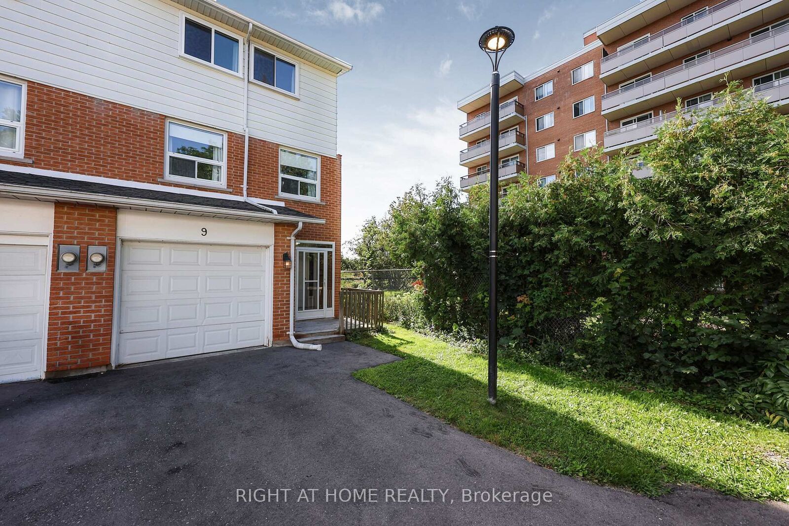 Property Photo: 237 Steel Street 9 ON L4M 2H1
