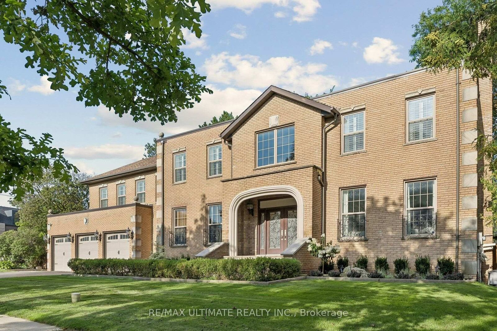 Property Photo: 1 Versailles Court ON M3B 2A8