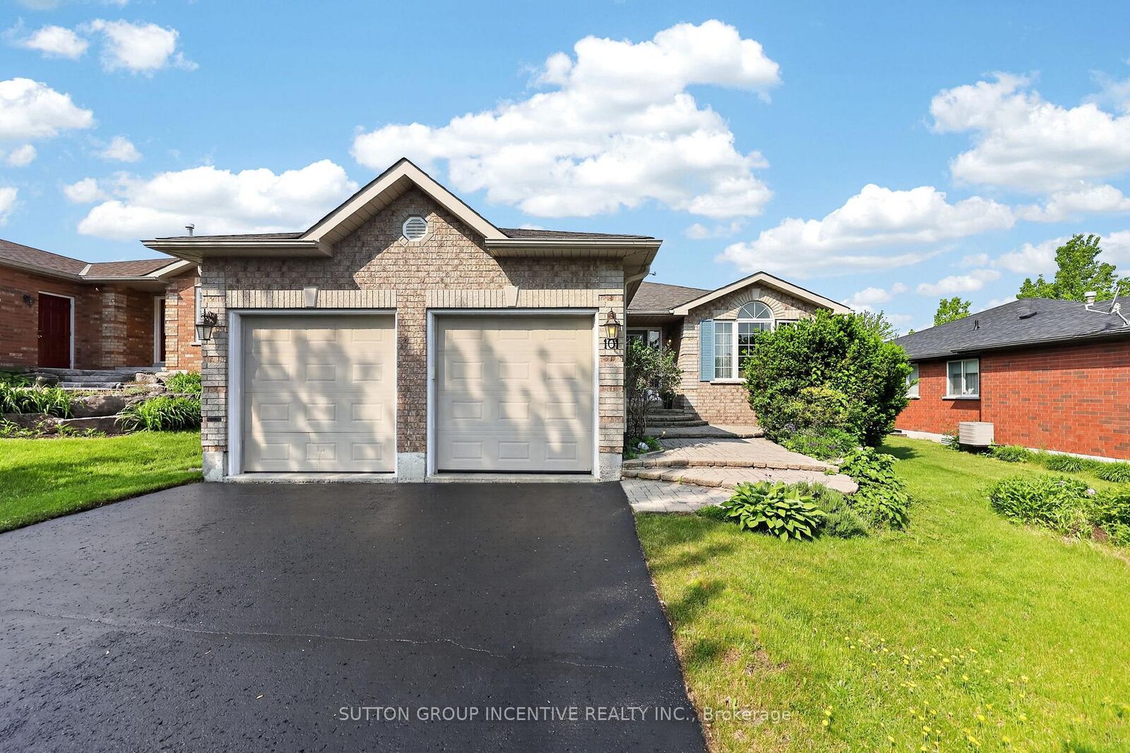 Property Photo: 101 Lion's Gate Boulevard ON L4M 7E5