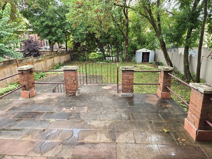 Property Photo:  