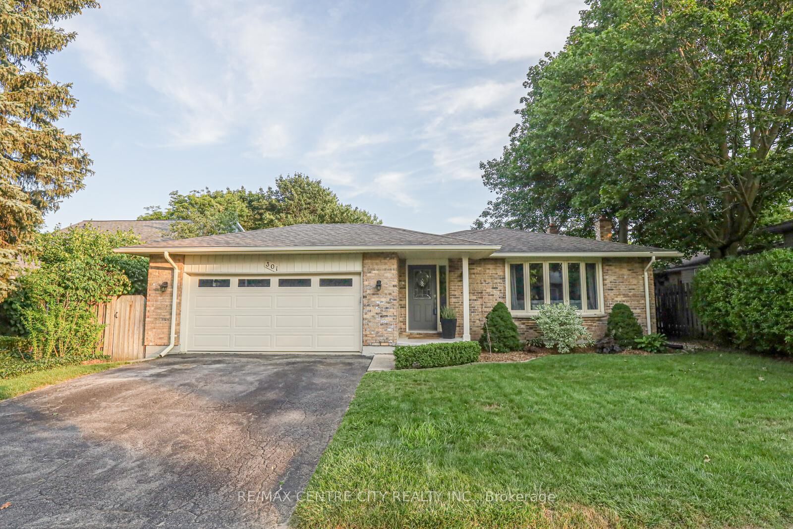 Property Photo:  301 Blackacres Boulevard  ON N6G 2T9 