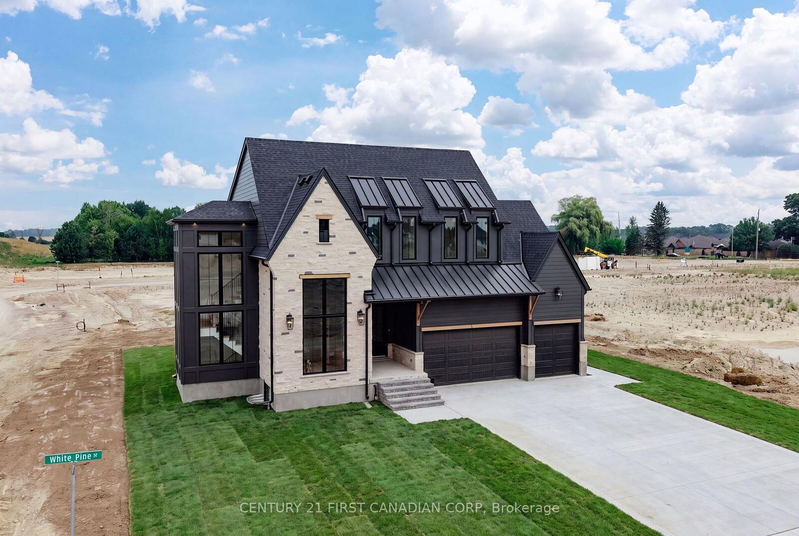 Property Photo: 876 White Pine Street ON N6G 3X9