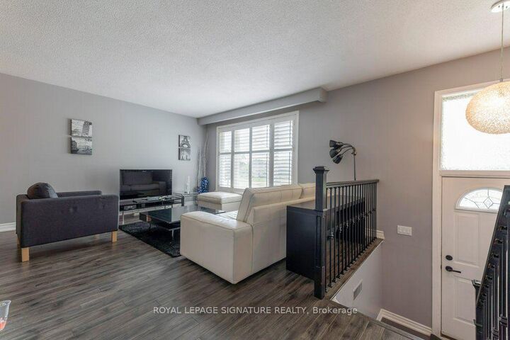 Property Photo: 676 Abana Road ON L5A 1H4