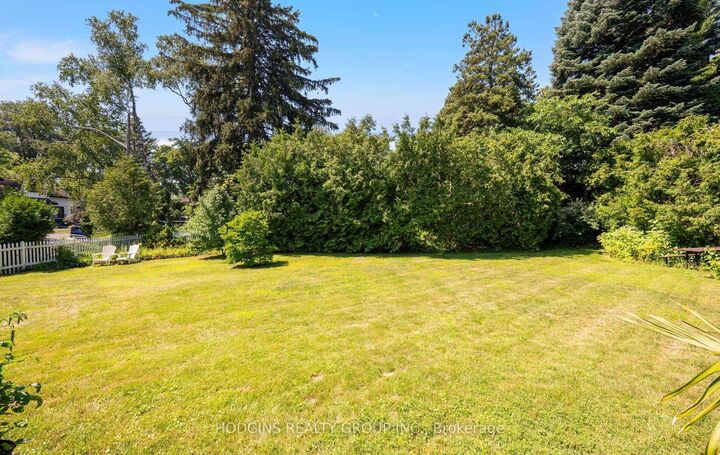 Property Photo: 1558 Broadmoor Avenue ON L5G 3V1