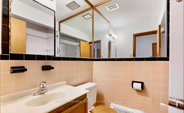 Property Photo: 50 Peter Street 2 ON L5H 2G8