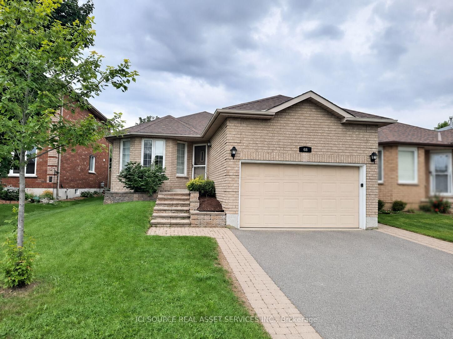 Property Photo: 68 Red Oak Drive Unit B ON L4N 9M5
