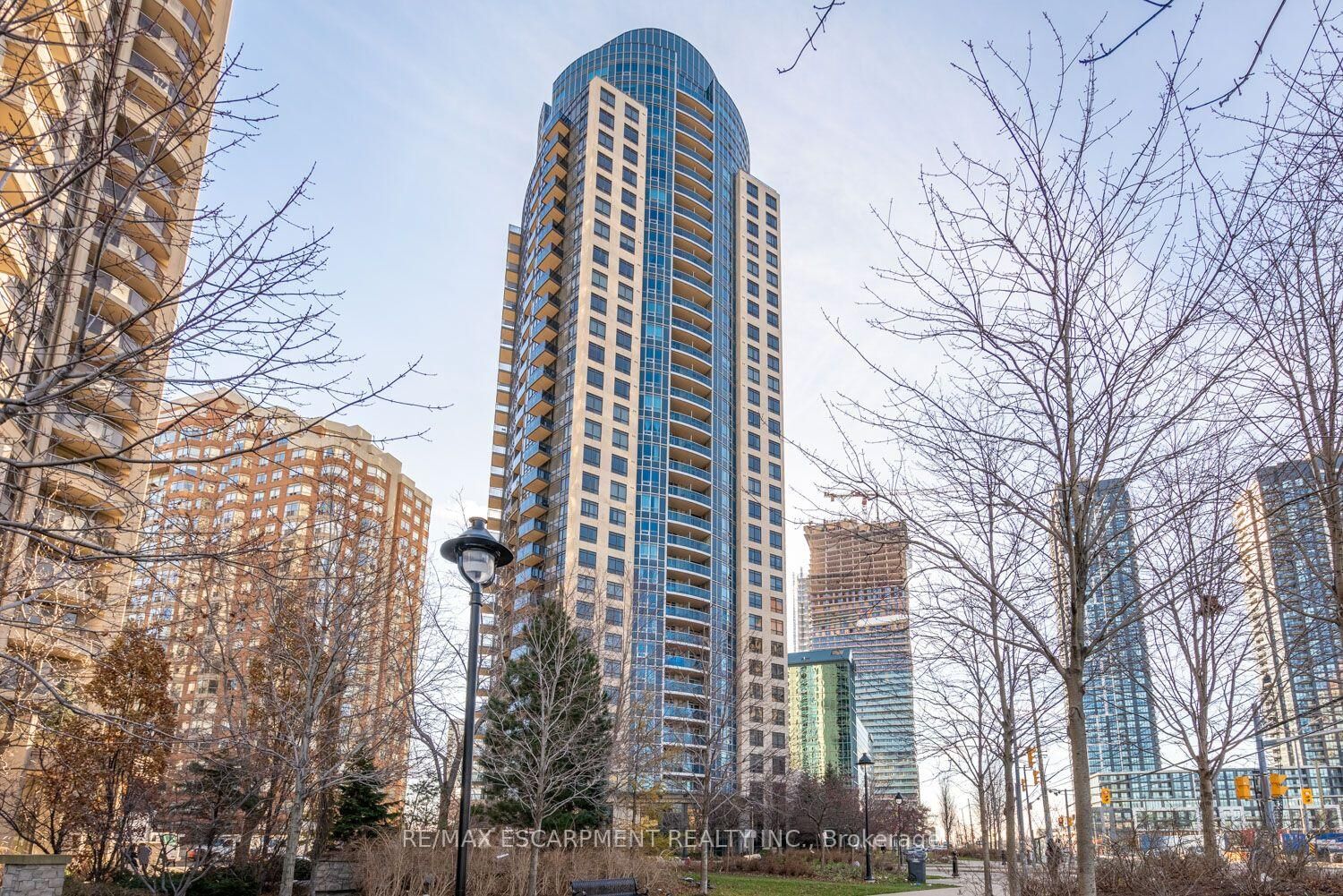 Property Photo:  330 Burnhamthorpe Road Ph5  ON L5B 0E1 