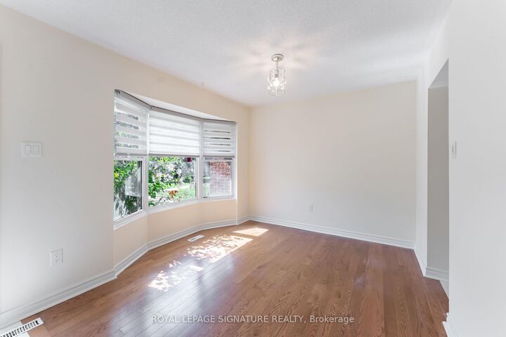 Property Photo:  2825 Gananoque Drive 40  ON L5N 1V6 