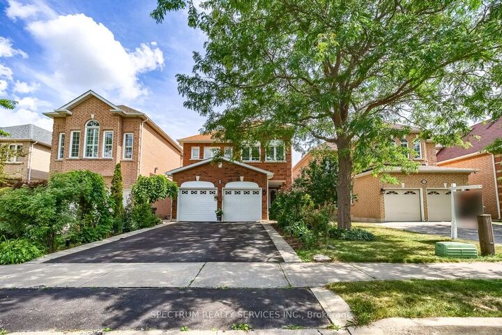 Property Photo: 8 Sweet Briar Lane ON L6Z 4V3