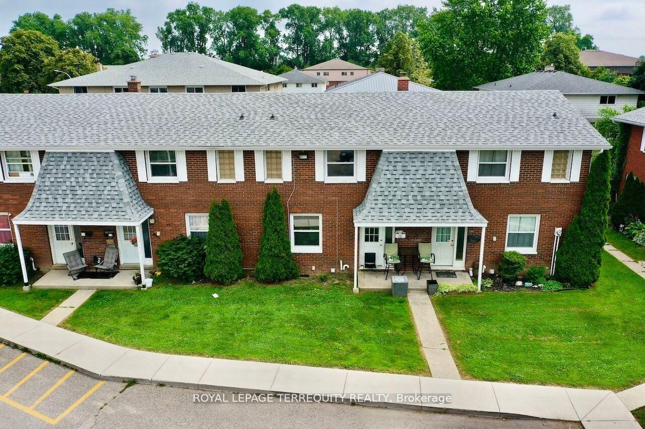 Property Photo:  14 Orchard Place  ON N7M 1A6 