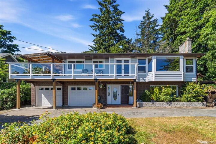 Property Photo: 422 Battie Dr BC V9G 1V4