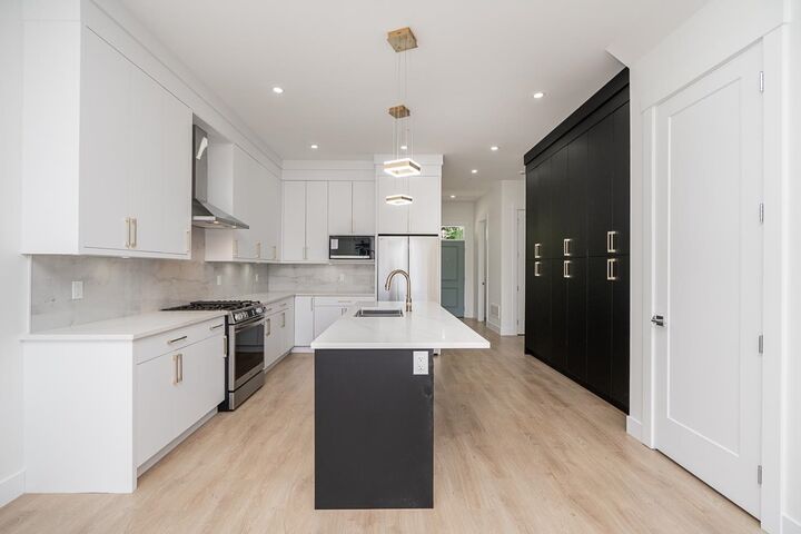 20537 74B Avenue — photo 1