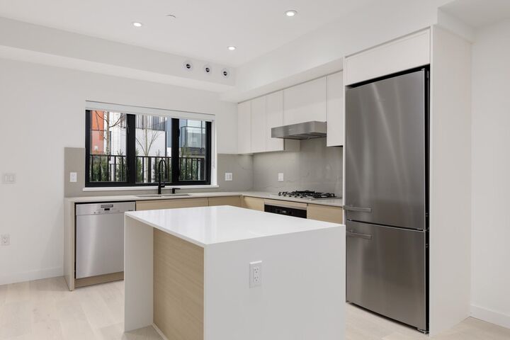 Property Photo:  550 W 28th Avenue 52  BC V5Z 2H1 