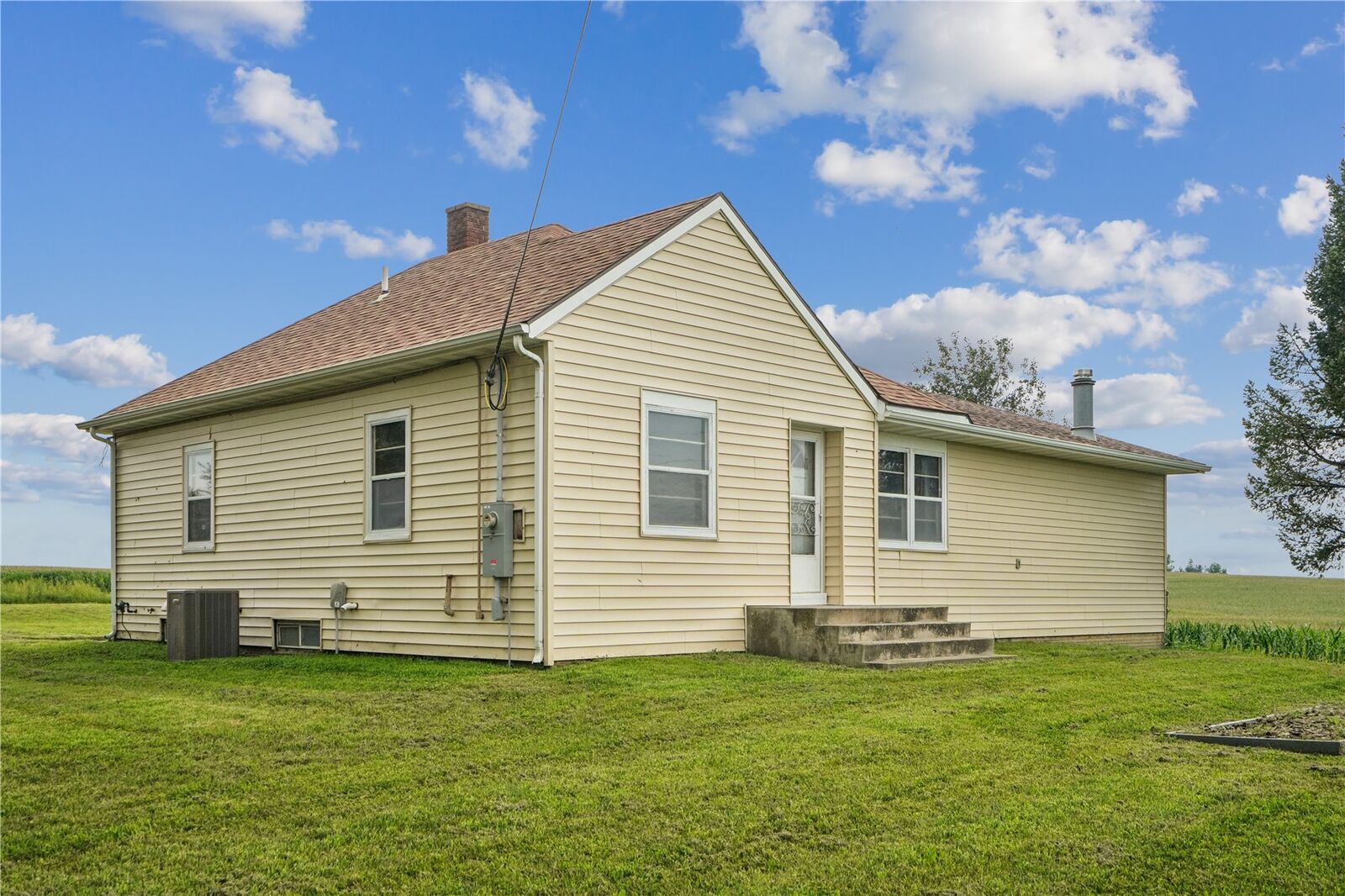Property Photo: 1056 W Ave IA 52318