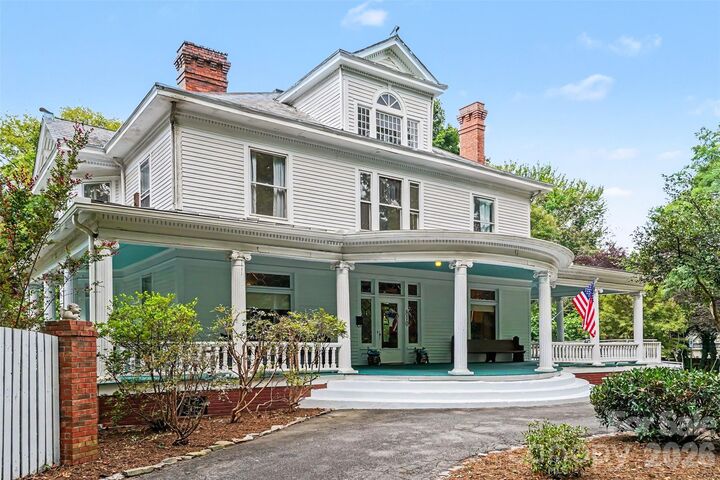 Property Photo:  810 E Franklin Street  NC 28112 