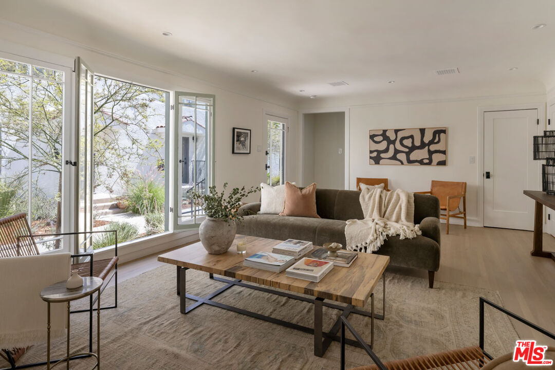Property Photo: 617 1/2 N Sycamore Ave CA 90036