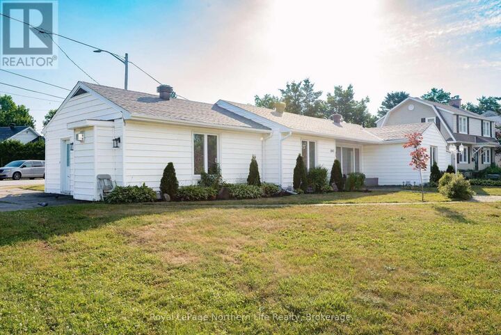 Property Photo:  840 McLaren Street  ON P1B 3L8 
