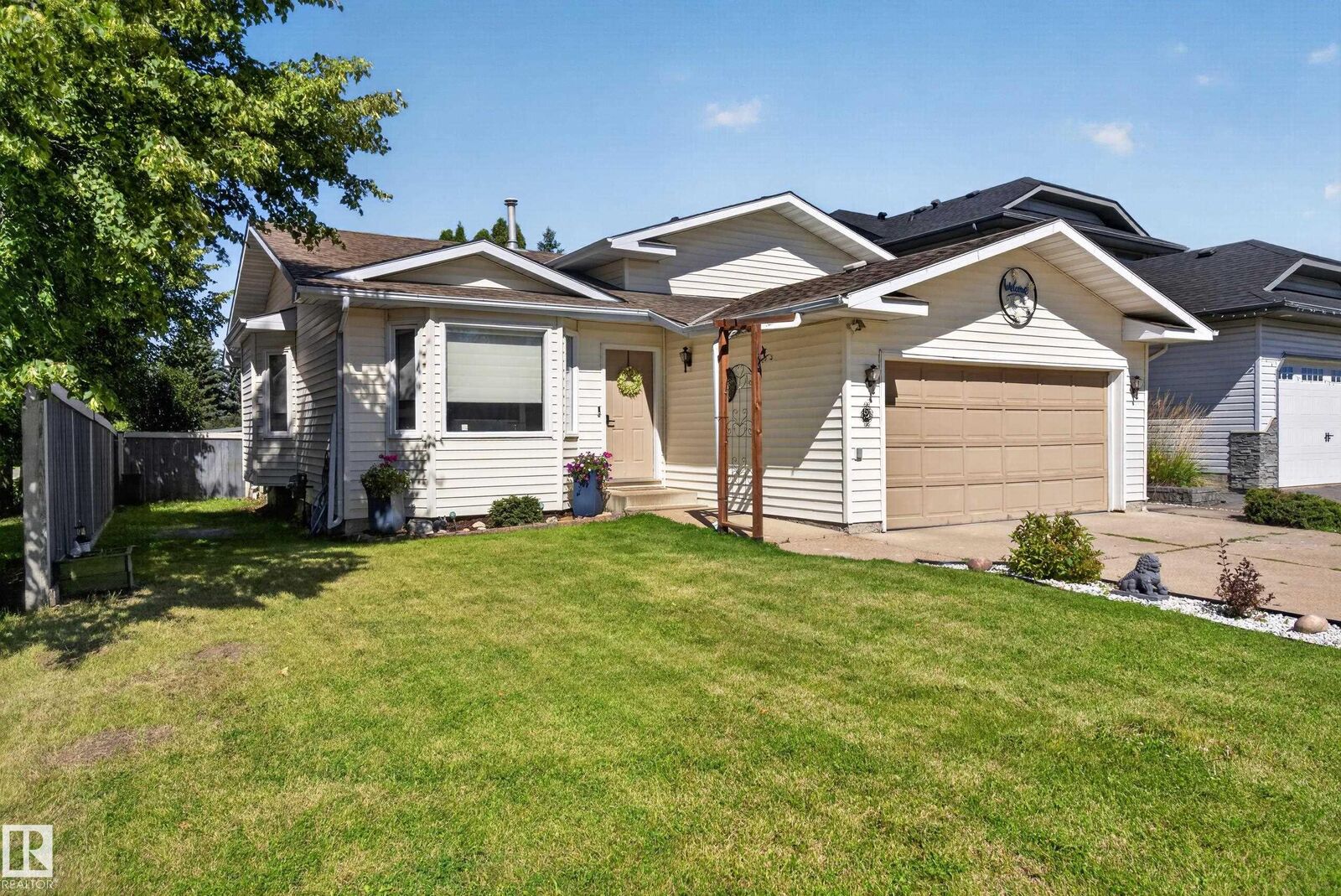 Property Photo: 2 Woodside Crescent AB T7X 3E5