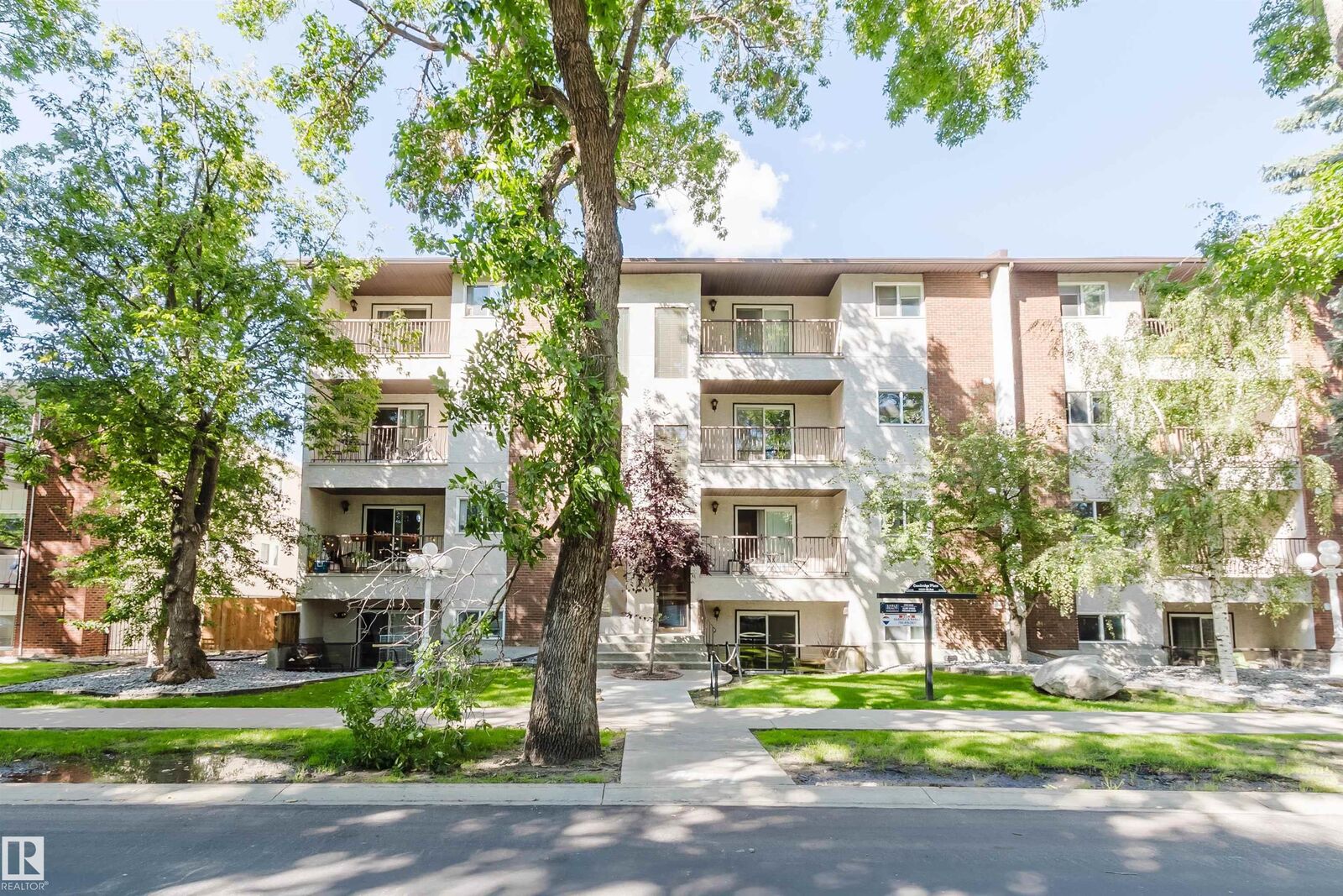 Property Photo:  10520 80 Avenue NW 106  AB T6E 1V3 