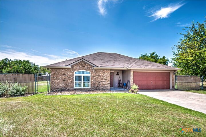 Property Photo: 2704 Poage Circle TX 76543