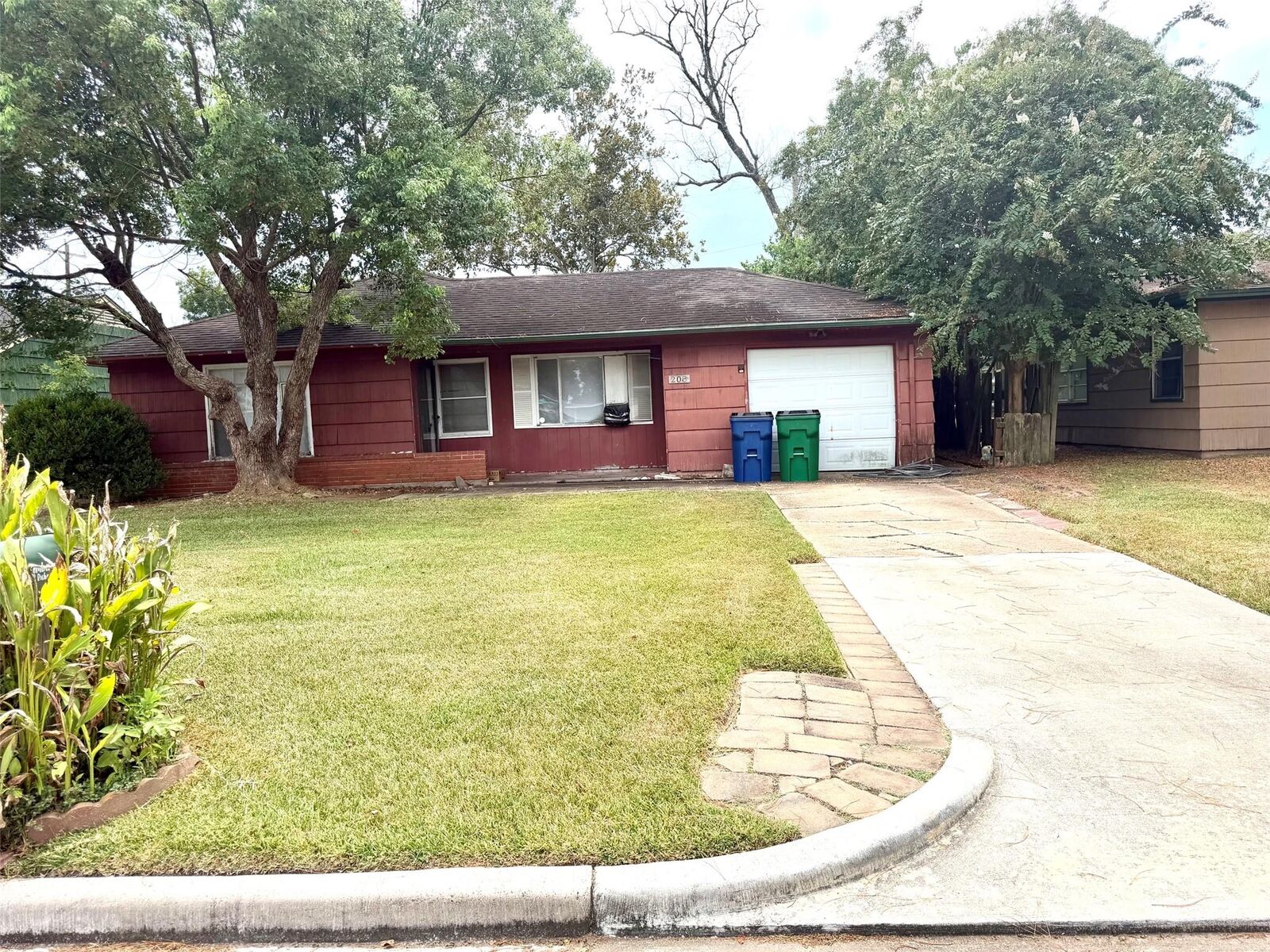 Property Photo: 208 Richmond Street TX 77515
