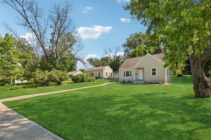 Property Photo: 2737 56th Street IA 50310