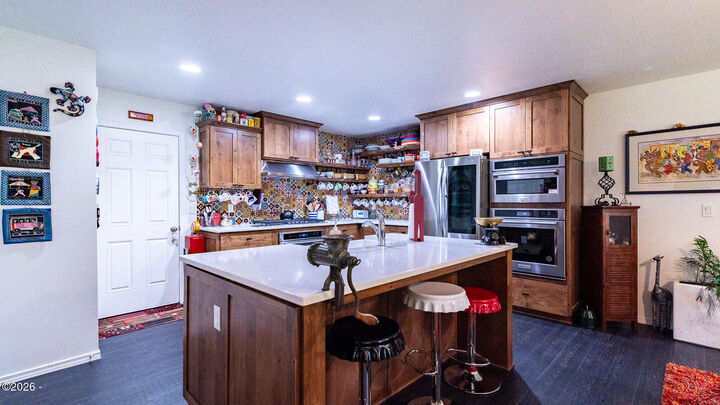 Property Photo: 70 SW Cormorant OR 97341
