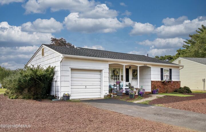 Property Photo:  22 Brakenbury Court  NJ 08757 