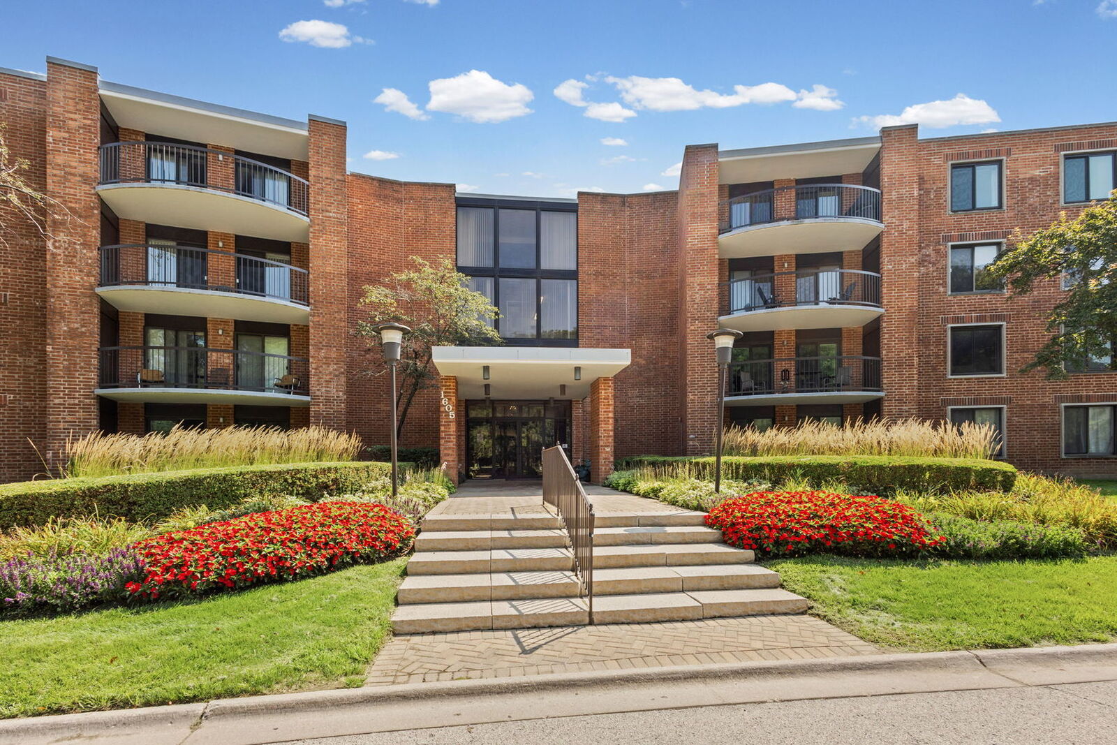 Property Photo: 1605 E Central Road 211B IL 60005