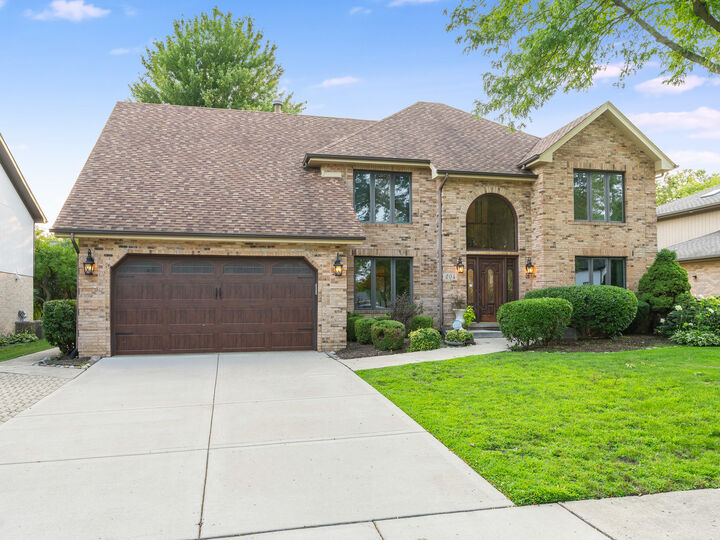 Property Photo: 204 Rosedale Court IL 60108