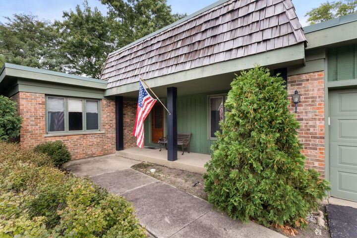 Property Photo: 1135 Adirondack Drive IL 60062